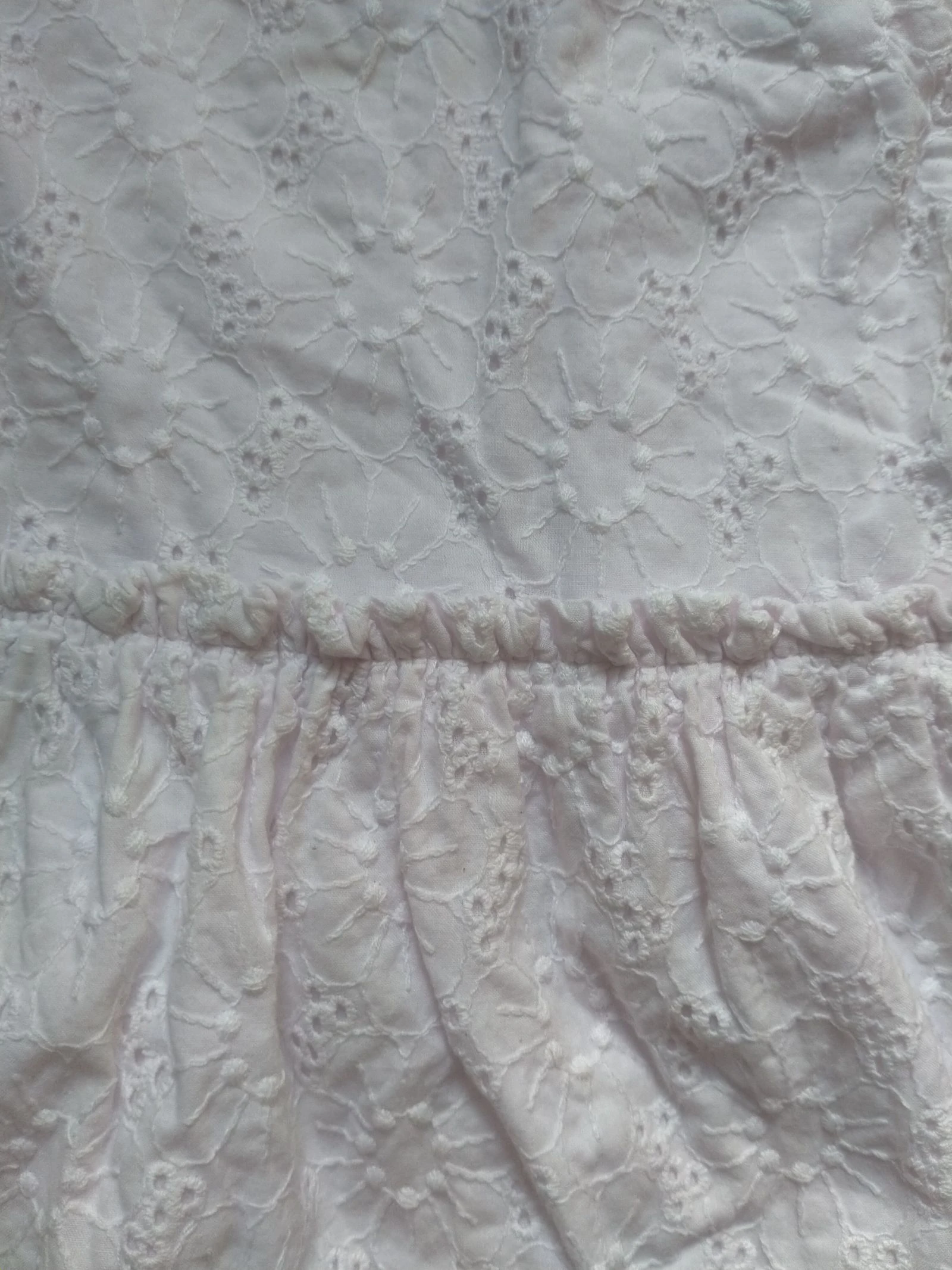 Kiabi babyjurk in witte anglaise borduurwerk 24 maanden Elegant – photo 2